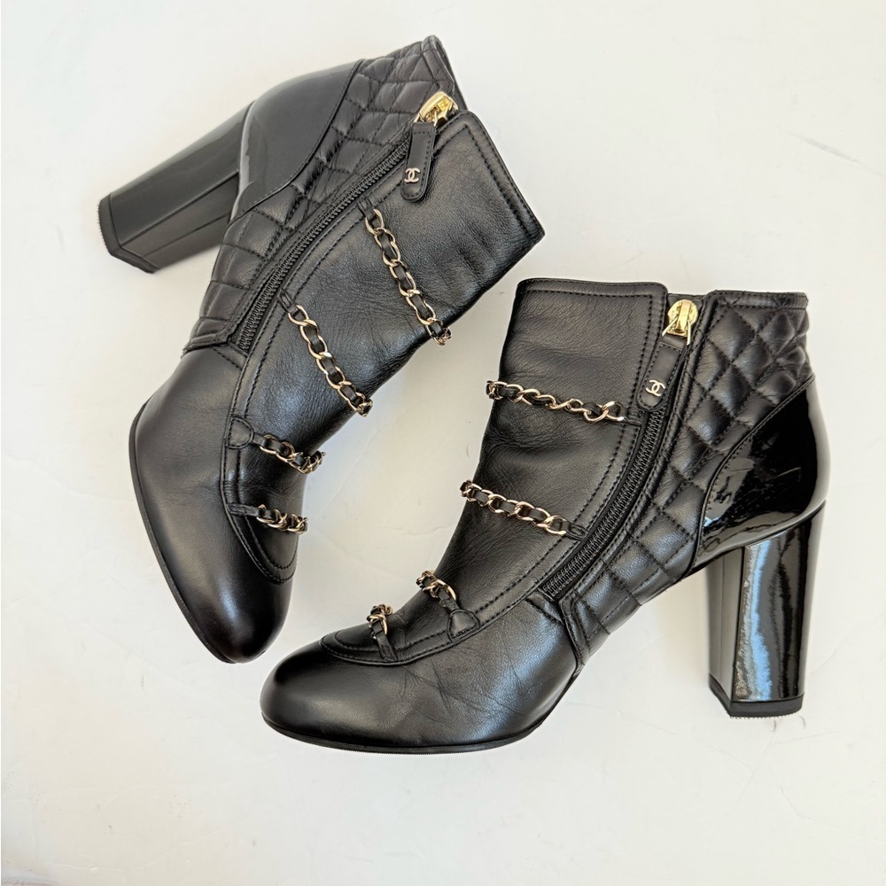 CHANEL 2017 Black Lambskin Patent Calfskin Leather Chain CC Ankle Boots EU 39 - Picture 5 of 10